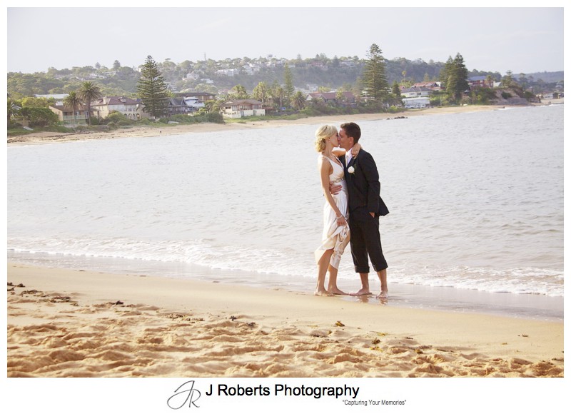 Couple kissing on long reef beach - wedding photography sydney